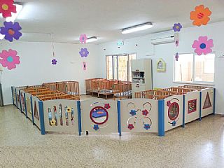 חציצה מעוצבת התוחמת אזור במעון ילדים